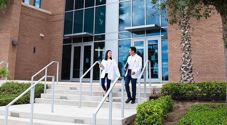 医学院 student walking in 爱丁堡 campus